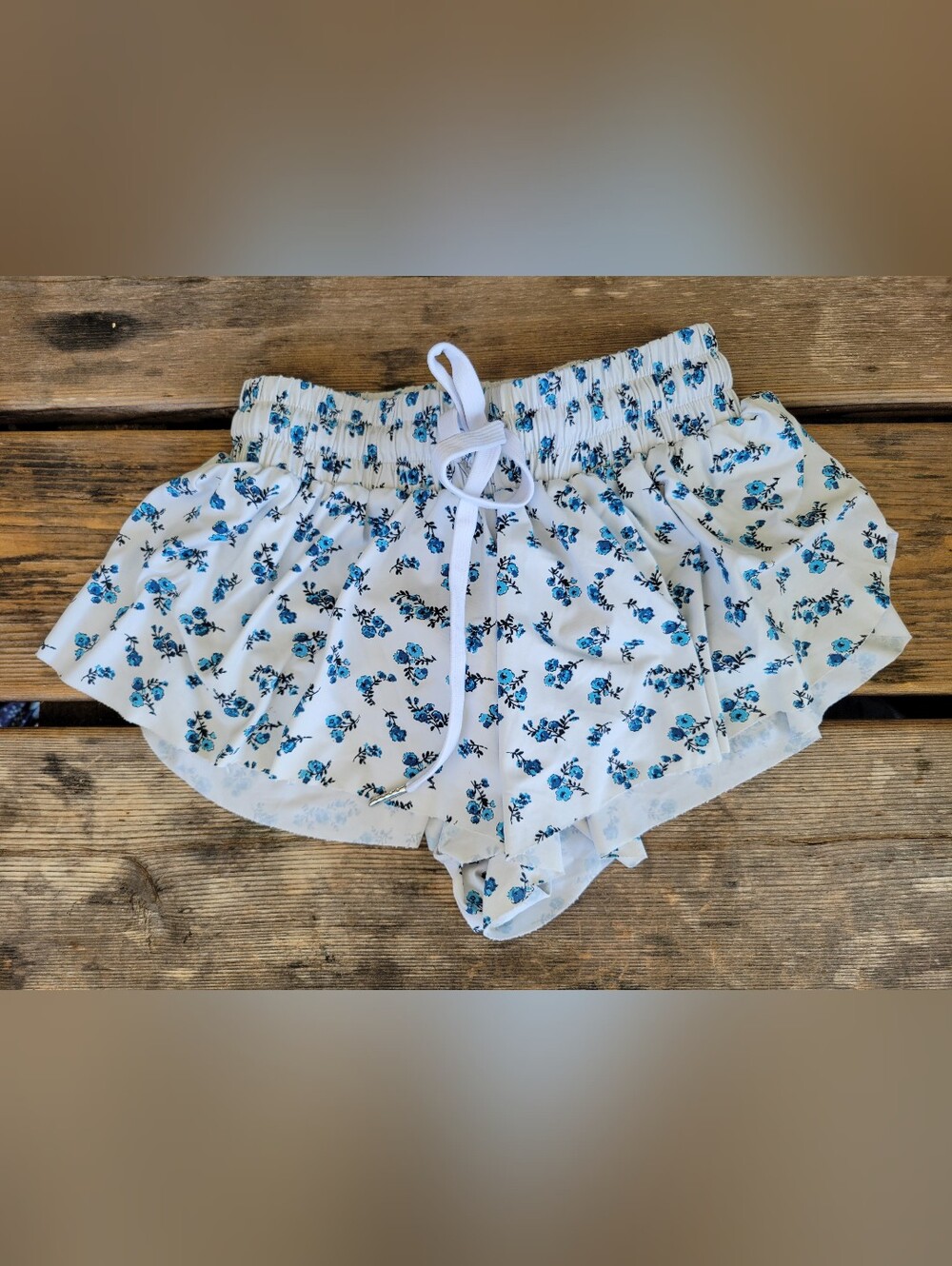 KATIEJ NY GIRLS SZ S VGUC WHITE w/ blue Flowers Print Comfy Flowy Shorts